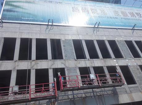 高空施工吊篮作业中